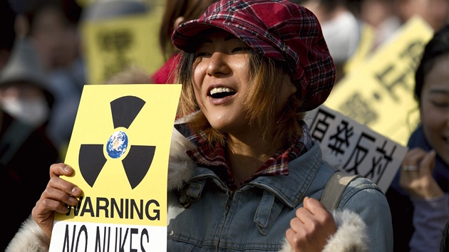 Japonka v Tokiu protestuje proti jaderným elektrárnám (20. bezna 2011)