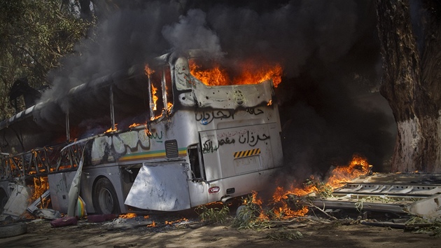 Hoící autobus nedaleko východolibyjského msta Benghází (20. bezna 2011)