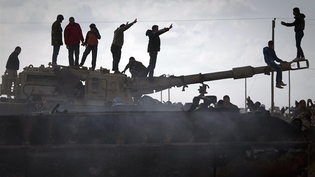 Libyjtí povstalci se radují, získali tank Kaddáfího armády (bezen 2011)