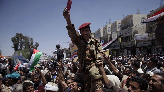 Jemenský voják, který se pidal k demonstrantm proti vlád prezidenta Sáliha (24. bezna 2011)