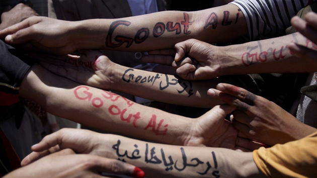 Jementí demonstranti v Sana´a si popsali ruce provládními hesly (24. bezna 2011)