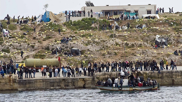 Italsk ostrov Lampedusa zaplavuj uprchlci z Afriky (29. bezna 2011)