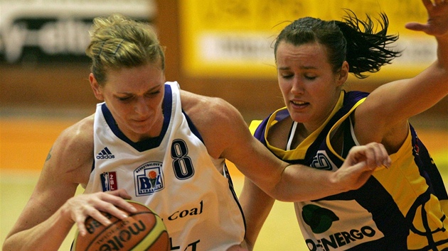 Strakonická Petra Reisingerová (vlevo) v souboji proti Evě Šípové ze Slovanky Strakonická Petra Reisingerová (vlevo) v souboji proti Evě Šípové ze Slovanky