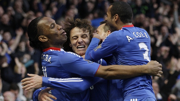 VÝBUCH RADOSTI. Fotbalisté Chelsea slaví gól Davida Luize (druhý zleva) v zápase s Manchesterem City.