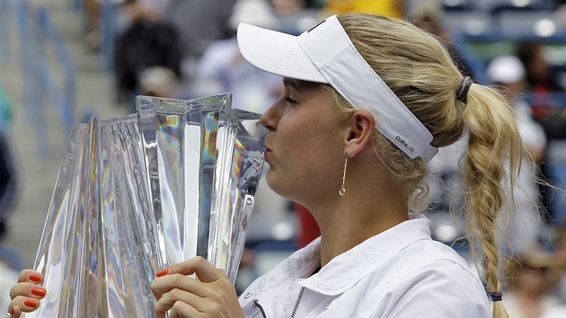 ZASLOUENÁ ODMNA. Caroline Wozniacká se raduje s trofejí pro vítzku turnaje v Indian Wells.