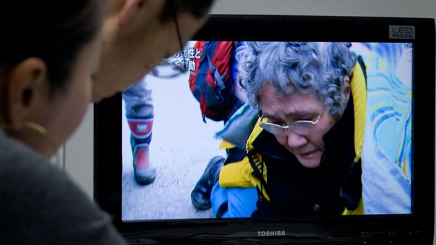 Japonci sledují v televizi zprávy o babice a vnukovi, kteí peili po zemtesení devt dní v sutinách (20. bezna 2011)