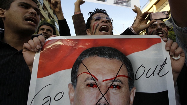 Demonstrace v Jemenu. Protestující drí plakát s pomáraným obliejem jemenského prezidenta a s výzvou "Odejdi" (21. bezna 2011)