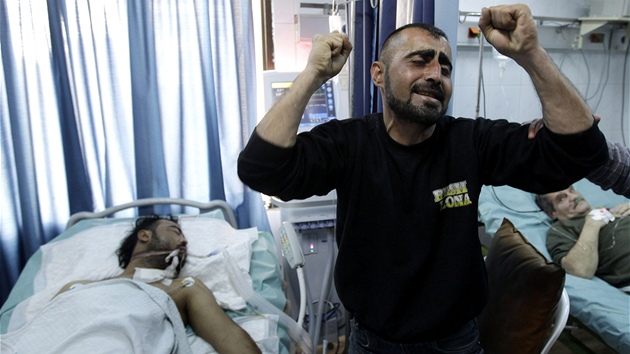 Syan lamentuje u postele svého bratra, který byl tce rann pi zásahu bezpenostních sloek bhem protivládních protest v Latakii  (27. bezna 2011)