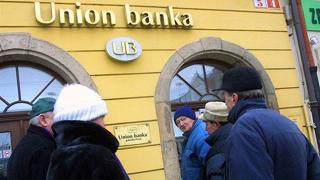 Klienti zkrachovalé Union banky ped uzavenou pobokou v Plzni (20. února 2003)
