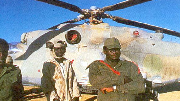 adtí vojáci u zajatého libyjského vrtulníku (srpen 1987)