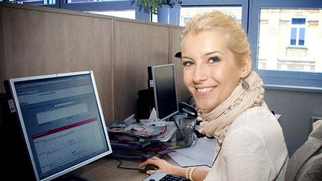 eská Miss 2011 Jitka Nováková pi on-line rozhovoru se tenái iDNES.cz (23. bezna 2011)