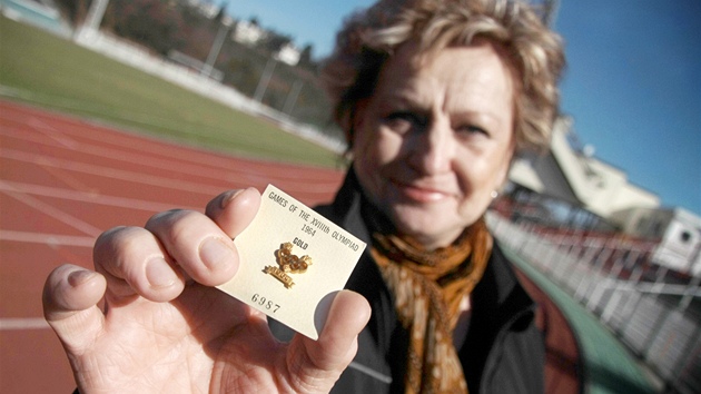 Vra áslavská se zlatým odznakem za absolutní vítzství na olympijských hrách v roce 1964 v Tokiu.