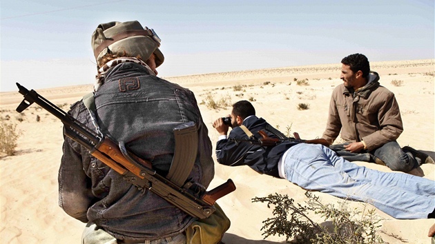 Libyjští povstalci hlídkují v poušti na předměstí Benghází. (23. března 2011) Libyjští povstalci hlídkují v poušti na předměstí Benghází. (23. března 2011)