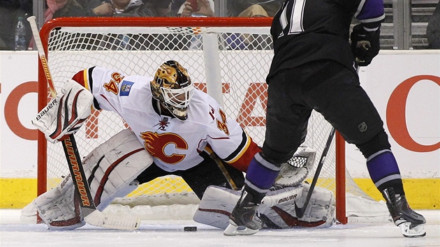 MEZI NOHY. Dostat tudy gól je nepíjemná vc, i kdy ve výsledku je jedno, kudy puk za áru projde. Anze Kopitar z Los Angeles vystihl moment, kde gólman Calgary Miikka Kiprusoff udlal mezeru mezi betony a shoot-out vzájemného zápasu byl rozhodnut.