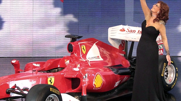 ZROD BOSKÉ KRÁSY. Takto ktila legendární hereka Sofia Lorenová nový monopost Ferrari. Sezony formule 1 zaíná.