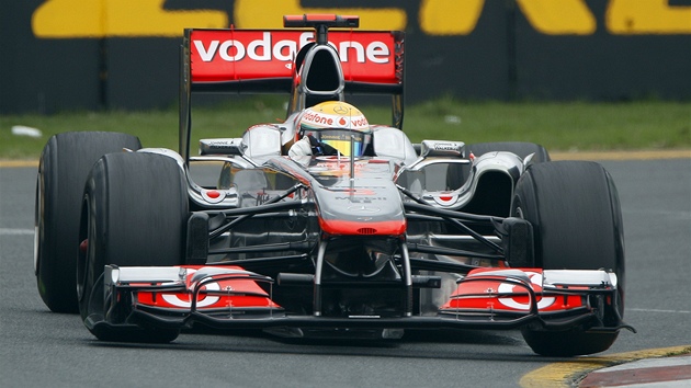 JET KOUSEK. Vteinu a est desetinek ztrácely v prvním tréninku na australskou Grand Prix vozy stáje McLaren na nejrychlejí. Lewis Hamilton za volantem musí vdt, e tenhle "kousek" nebude jednoduché dohnat.