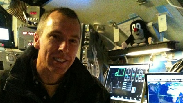 Astronaut Andrew Feustel s Krtekem v trenaéru