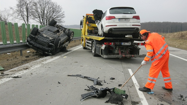 Kolize tí aut a dodávky na dálnici D11 u Dobenic (23. bezna 2011)