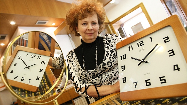 Hodiny v prodejnách hodinek ukazují stále 10:10 Hodiny v prodejnách hodinek ukazují stále 10:10