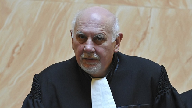 Předseda Ústavního soudu Pavel Rychetský při jednání soudu, které nezrušilo loňské volby v Praze. Předseda Ústavního soudu Pavel Rychetský při jednání soudu, které nezrušilo loňské volby v Praze.