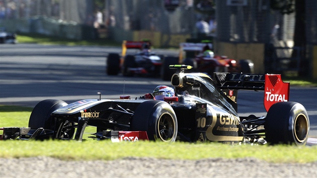 Ruský závodník Vitalij Petrov s vozem týmu Lotus Renault při Velké ceně Austrálie. Ruský závodník Vitalij Petrov s vozem týmu Lotus Renault při Velké ceně Austrálie.
