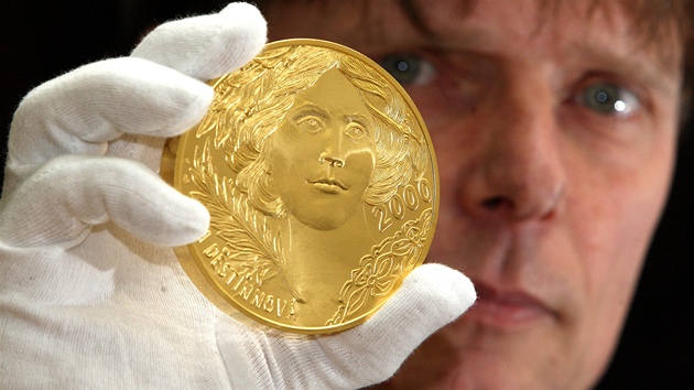Medaile s motivem dvoutiscov bankovky z esk mincovny v Jablonci nad Nisou. Na fotce rytec Lubomr Lietava. 