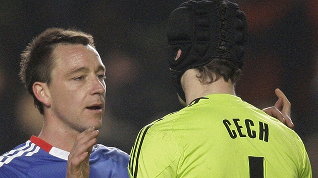 DOBRÁ PRÁCE Petr Čech (vpravo) a John Terry po úspěšném zápase Chelsea. DOBRÁ PRÁCE Petr Čech (vpravo) a John Terry po úspěšném zápase Chelsea.