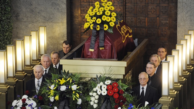 Pohřeb fotbalové legendy Ladislava Nováka; vlevo zpředu drží u rakve čestnou stráž Břetislav Minář, dlouholetý lékař Dukly, Ivo Viktor, Rudolf Kučera a Ivo Novák, vpravo jsou Jan Brumovský, Josef Vacenovský, Ivo Urban a Jan Fiala Pohřeb fotbalové legendy Ladislava Nováka; vlevo zpředu drží u rakve čestnou stráž Břetislav Minář, dlouholetý lékař Dukly, Ivo Viktor, Rudolf Kučera a Ivo Novák, vpravo jsou Jan Brumovský, Josef Vacenovský, Ivo Urban a Jan Fiala