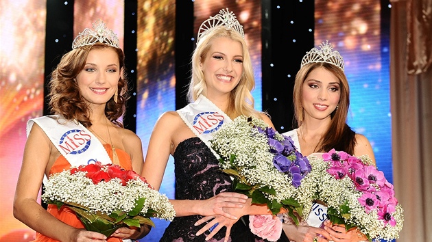 eská Miss 2011 Jitka Nováková (uprosted), eská Miss World Denisa Domanská...