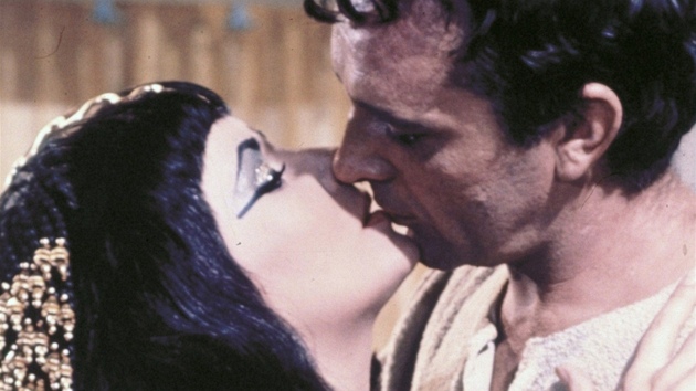 Elizabeth Taylorová a Richard Burton ve filmu Kleopatra