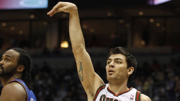 KOŠ ZA TŘI. Carlos Delfino z Milwaukee gestem naznačuje, jak moc se jeho střela povedla. KOŠ ZA TŘI. Carlos Delfino z Milwaukee gestem naznačuje, jak moc se jeho střela povedla.