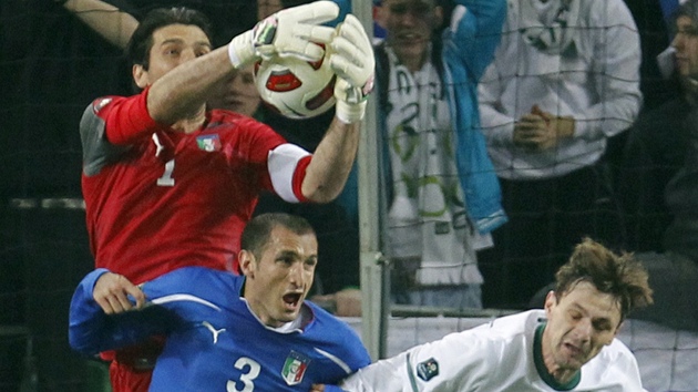 Mám! Italský branká Gianluigi Buffon vyskoil nad svého spoluhráe i soupee a letící centr lapil do rukavic.