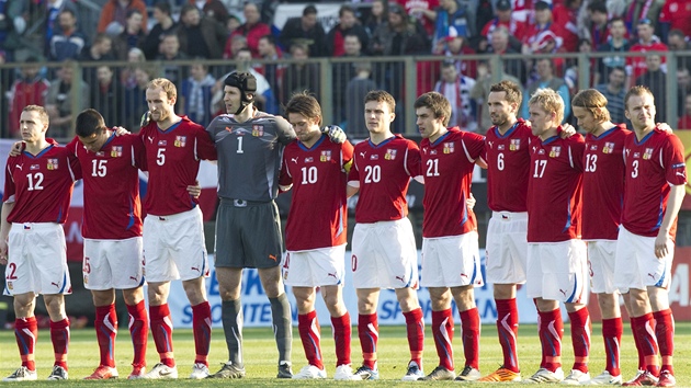 MINUTA TICHA. Fotbalisté ped výkopem uctili památku Ladislava Nováka, kapitána stíbrného eskoslovenského týmu z mistrovství svta v roce 1962.