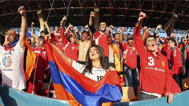 DO TOHO! Arméntí fanouci povzbuzují svou reprezentaci.