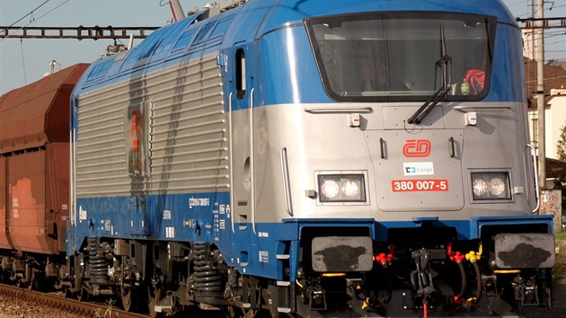 Nová lokomotiva koda ady 380 vede nákladní vlak