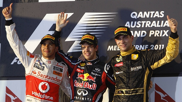 Ti nejlepí z Velké ceny Austrálie F1 (zleva): druhý Lewis Hamilton, vítz Sebastian Vettel a tetí Vitalij Petrov.