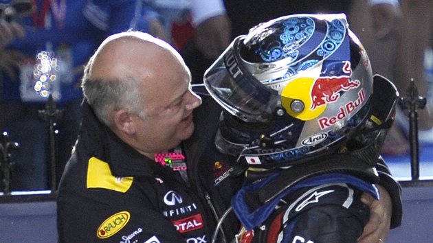 Sebastian Vettel (vpravo) se raduje z triumfu ve Velké cen Austrálie s éfdesignerem stáje Red Bull Robem Marshallem .