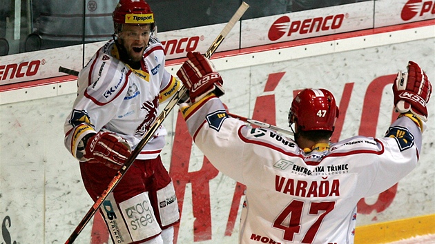 Tinetí Martin Rika a Václav Varaa (vlevo) se radují z gólu.