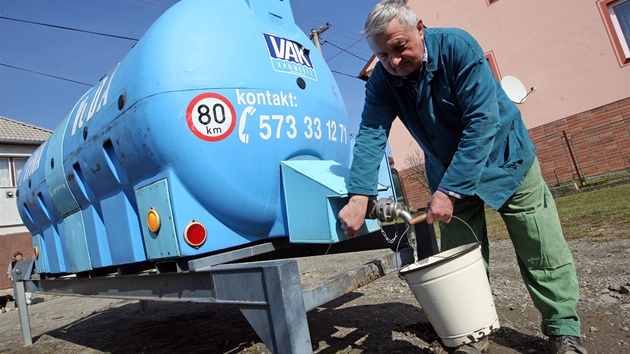 Lidé v Tuapech jsou odkázaní na vodu z cisteren.