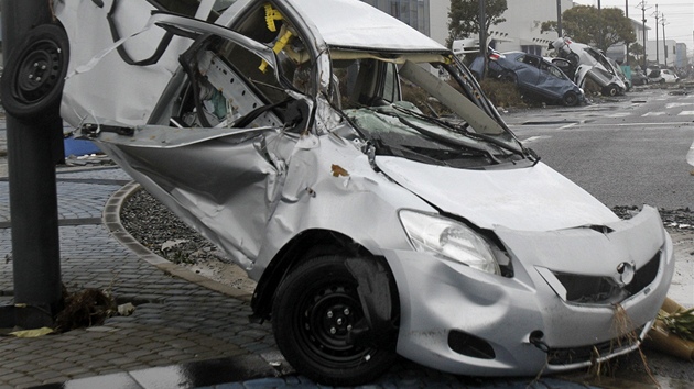 Z modelu Toyoty Yaris určeného na vývoz zbyl po zemětřesení jen vrak. Z modelu Toyoty Yaris určeného na vývoz zbyl po zemětřesení jen vrak.