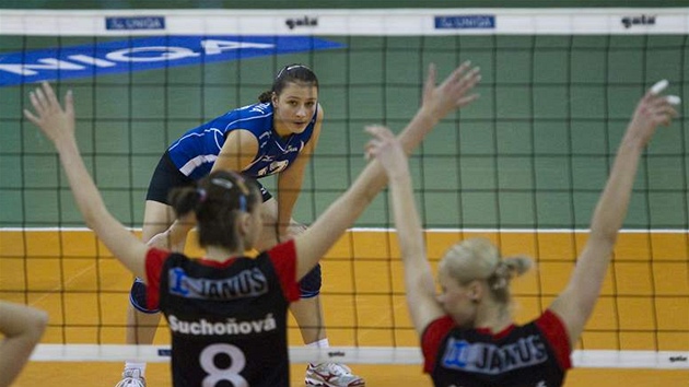 Slávistky Kateřina Suchoňová a Kateřina Kočiová čekají na podání své spoluhráčky, na příjmu Veronika Dostálová z Olympu Slávistky Kateřina Suchoňová a Kateřina Kočiová čekají na podání své spoluhráčky, na příjmu Veronika Dostálová z Olympu