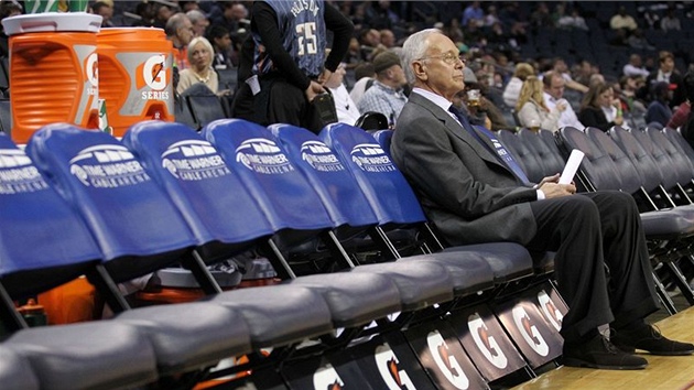 OSAMĚLOST PORAŽENÉHO TRENÉRA. Larry Brown ještě jako trenér Charlotte Bobcats OSAMĚLOST PORAŽENÉHO TRENÉRA. Larry Brown ještě jako trenér Charlotte Bobcats