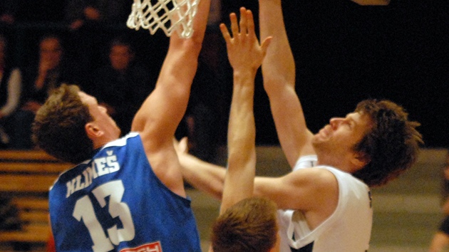 Milan Soukup (vpravo) z Plzně zakončuje přes obranu Martina Klimeše a Tomáše Vyorala z USK Praha. Milan Soukup (vpravo) z Plzně zakončuje přes obranu Martina Klimeše a Tomáše Vyorala z USK Praha.