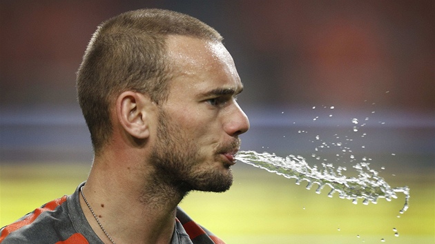 POÁDNÝ PLIVANEC. Fotograf zachytil proud vody, kterou vyplivl nizozemský záloník Wesley Sneijder ped duelem s Maarskem.