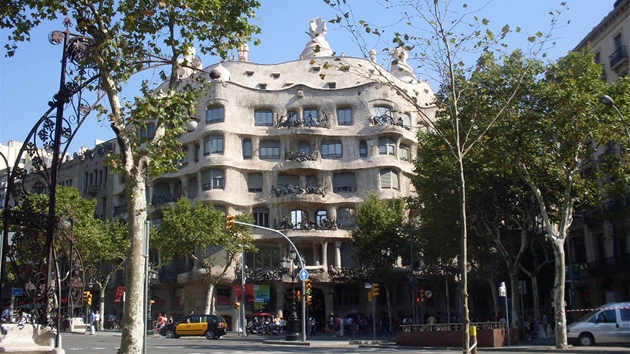 Casa Milá. Pohled z ulice Passeig de Gracia.