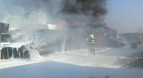 Hasii likvidují poár ve firm zpracovávající plasty v Lázních Bohdane