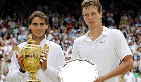 Rafael Nadal (vlevo) a Tomá Berdych po finále Wimbledonu 2010