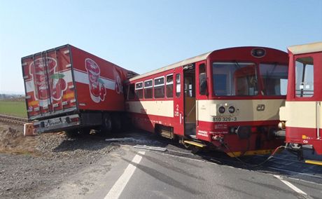 Nehoda vlaku s kamionem ve Velkch Hoticch na Opavsku.