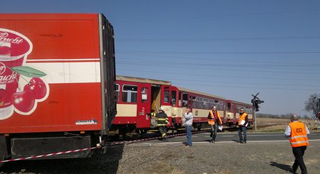 Msto stetu vlaku a kamionu ve Velkch Hoticch na Opavsku.