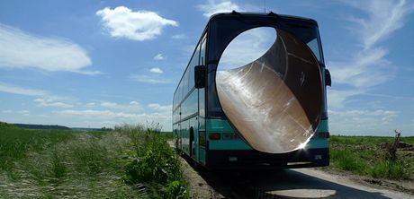 Dílo Lukáe Rittsteina, autobus postavený kolem roury